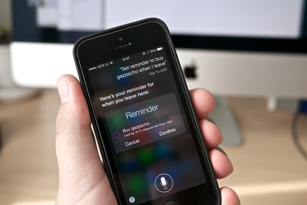 Using Siri in iPhone to set a reminder